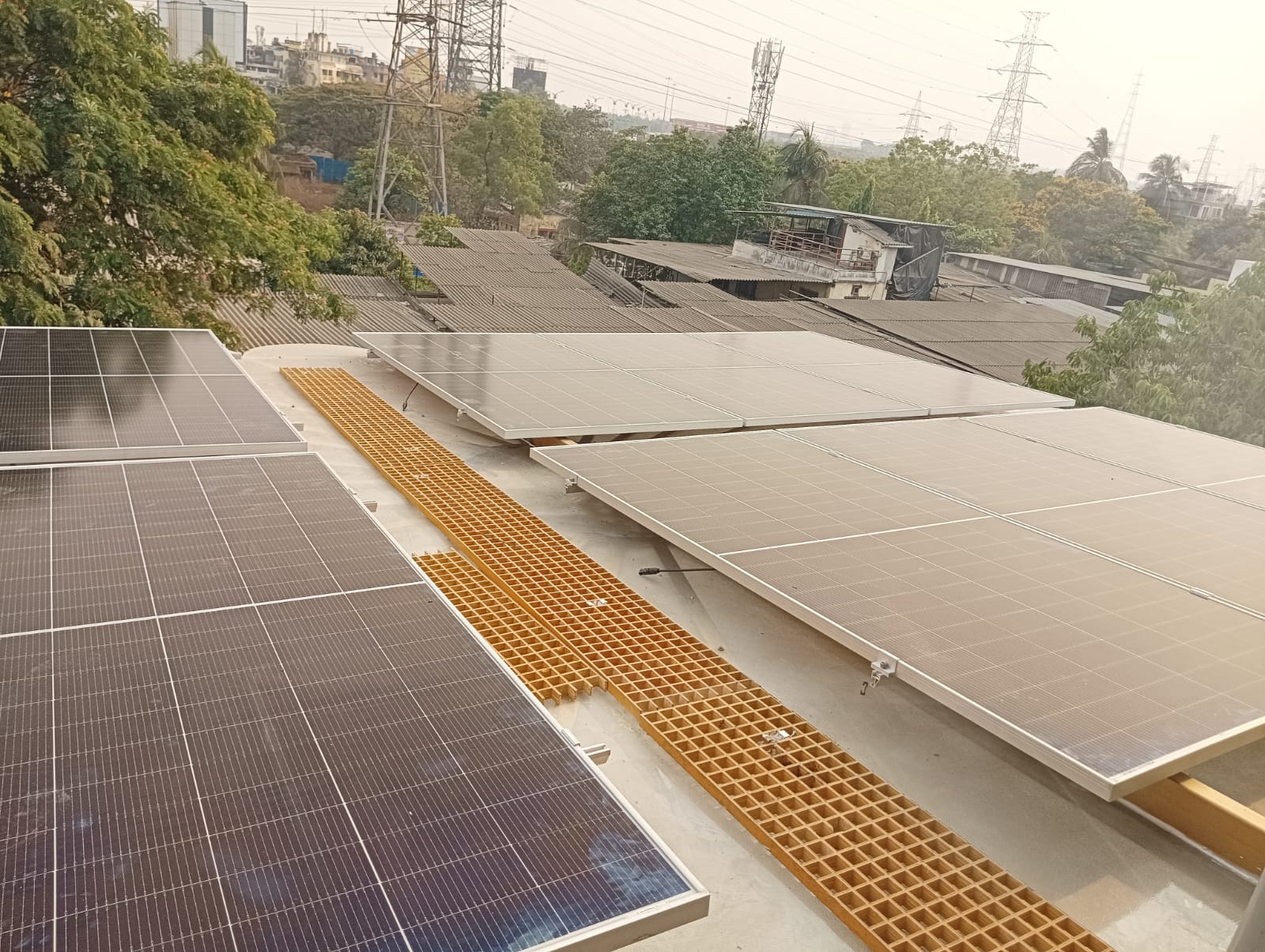 Read more about the article Hybrid vs On-Grid Solar – Which is Better for You?